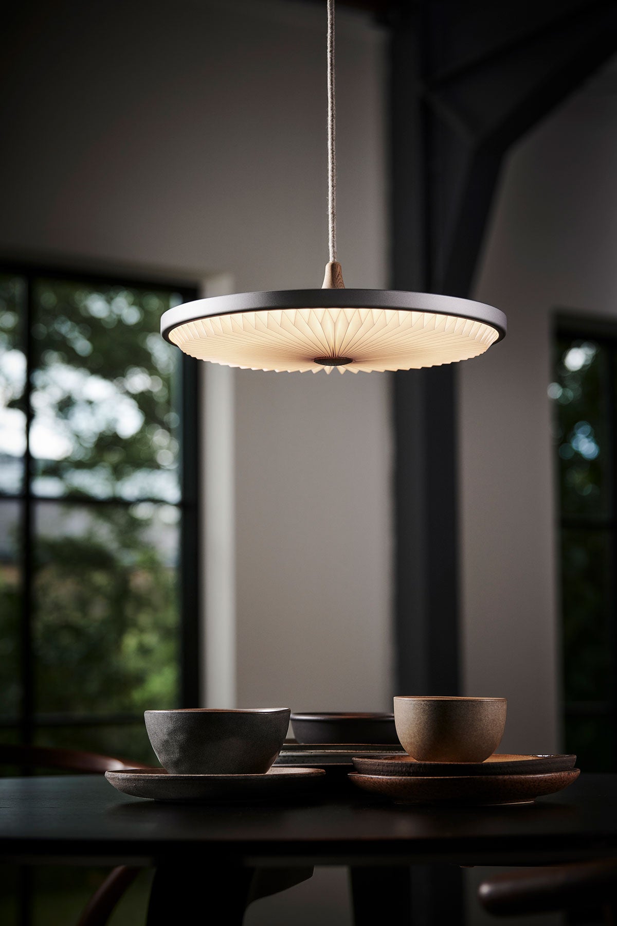 Le Klint 198 Soleil Pendel Small Light Oak ovanför matbord