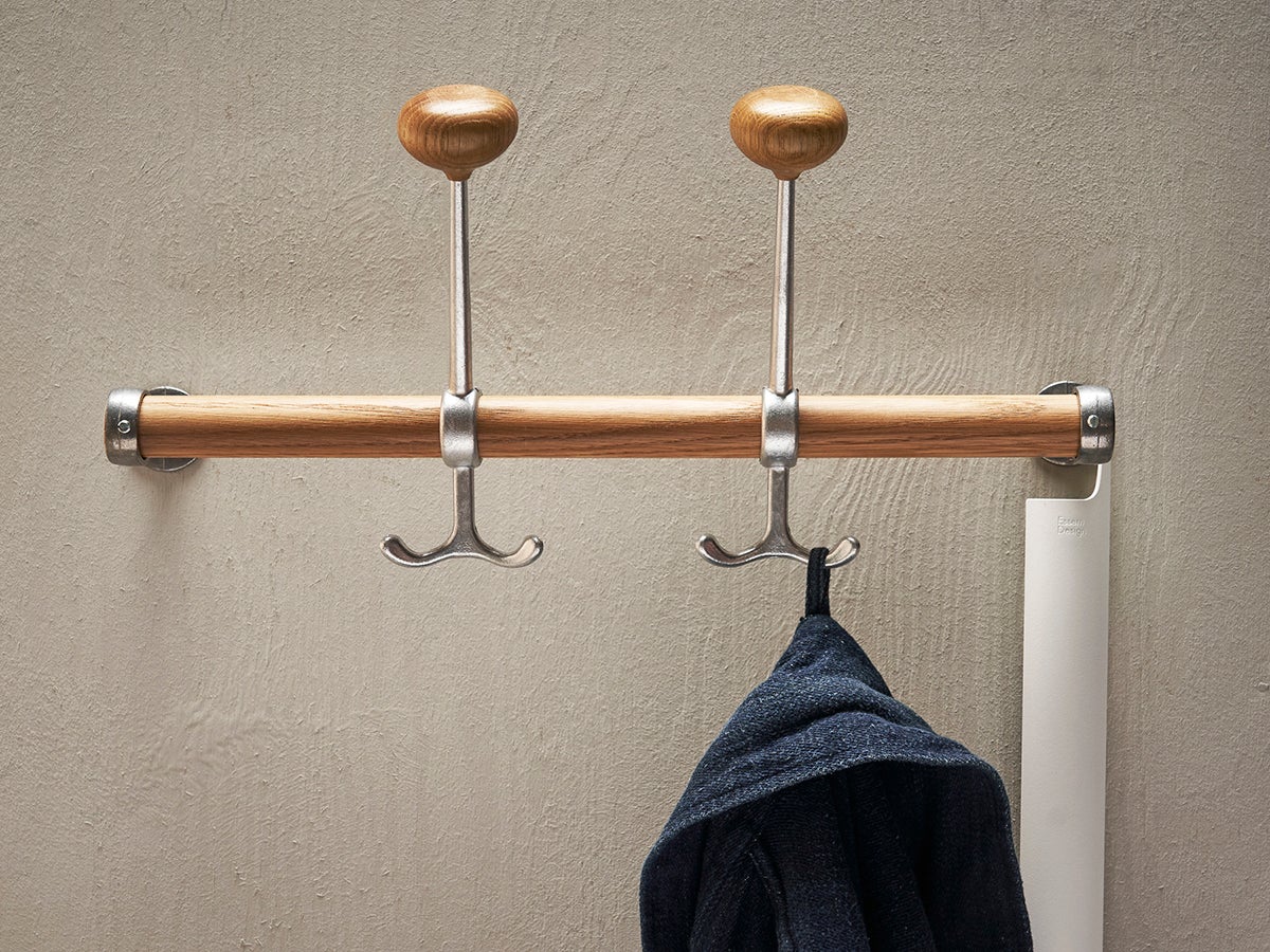 Gustav Kroklist Ek / Aluminium med ett skohorn och en hängande jacka