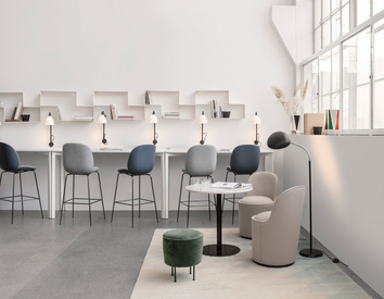 Dédal Hylla Cream White i öppen kontorsmiljö