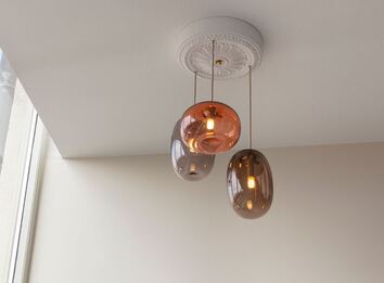 Pebble Taklampa i glas från Örsjö Belysning.