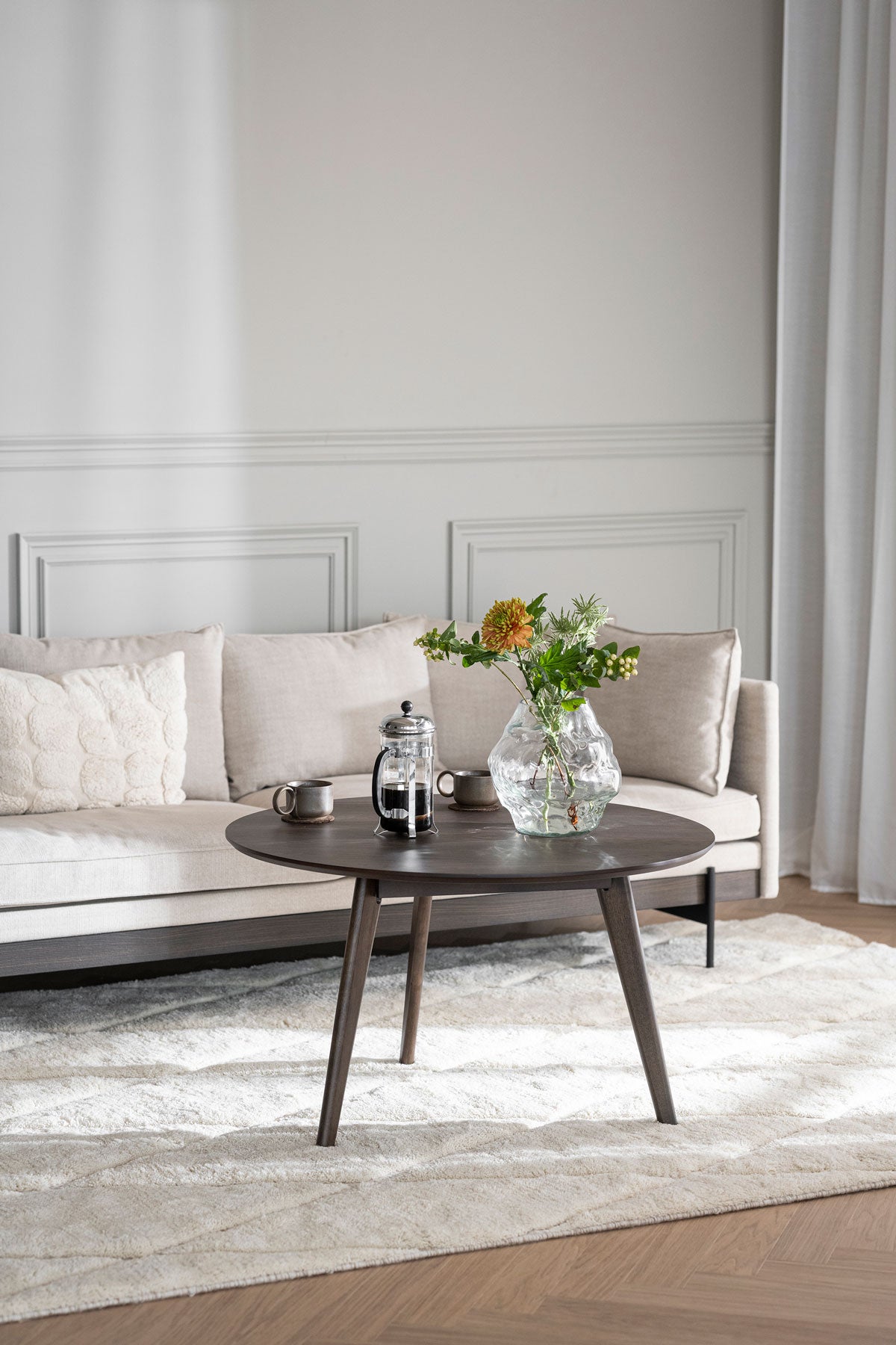 Yumi-Soffbord-Runt-Brun-Ek-Miljo