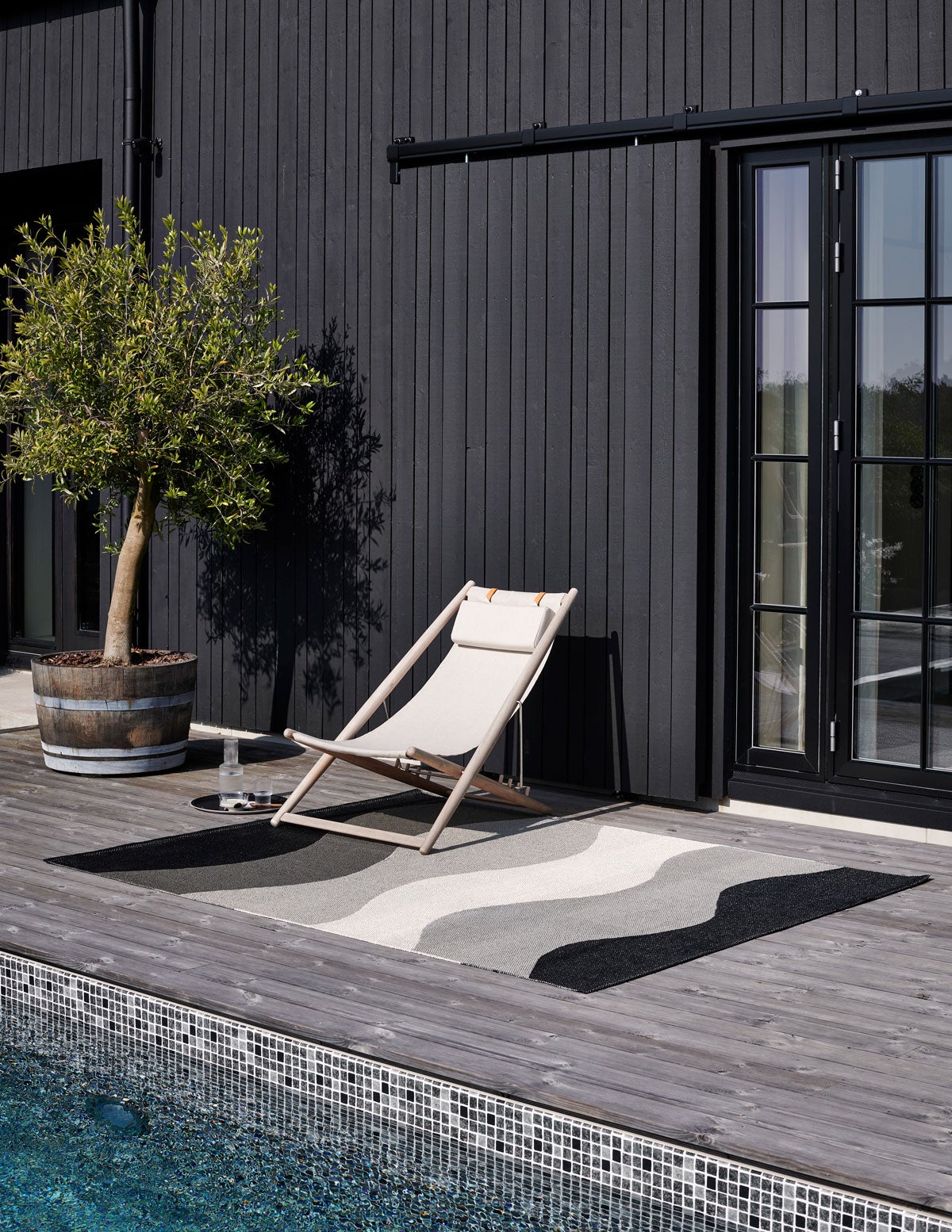 Urvi Matta i färgen Metal på soligt trädäck med solstol