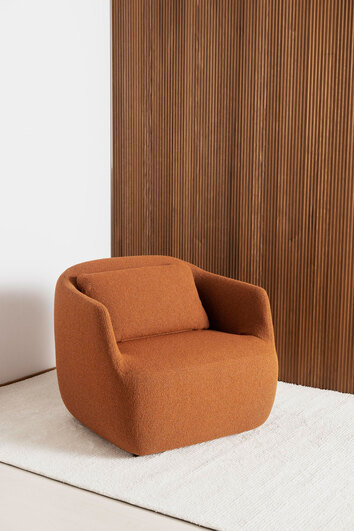 Miljöbild på Como. Fåtöljen är klädd i tyget Orsetto 0724. 