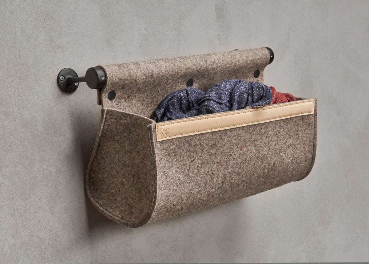 Ulrika Förvaring uppsatt på vägg med garn i