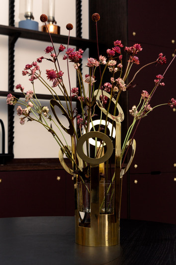 Fanny vas i mässing modell Large från Klong. 