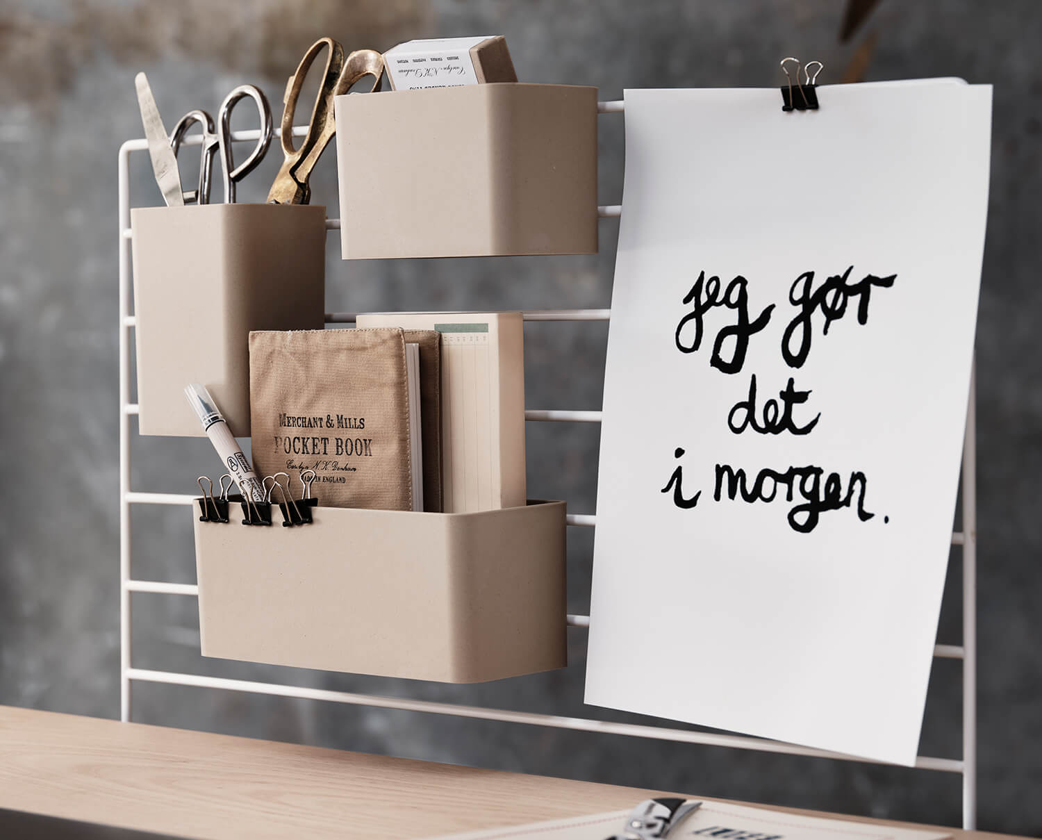 String organizer beige och skrivbordsraster