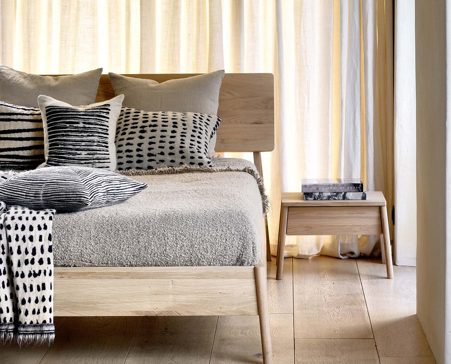 Air Sängbord i ett ljust sovrum.