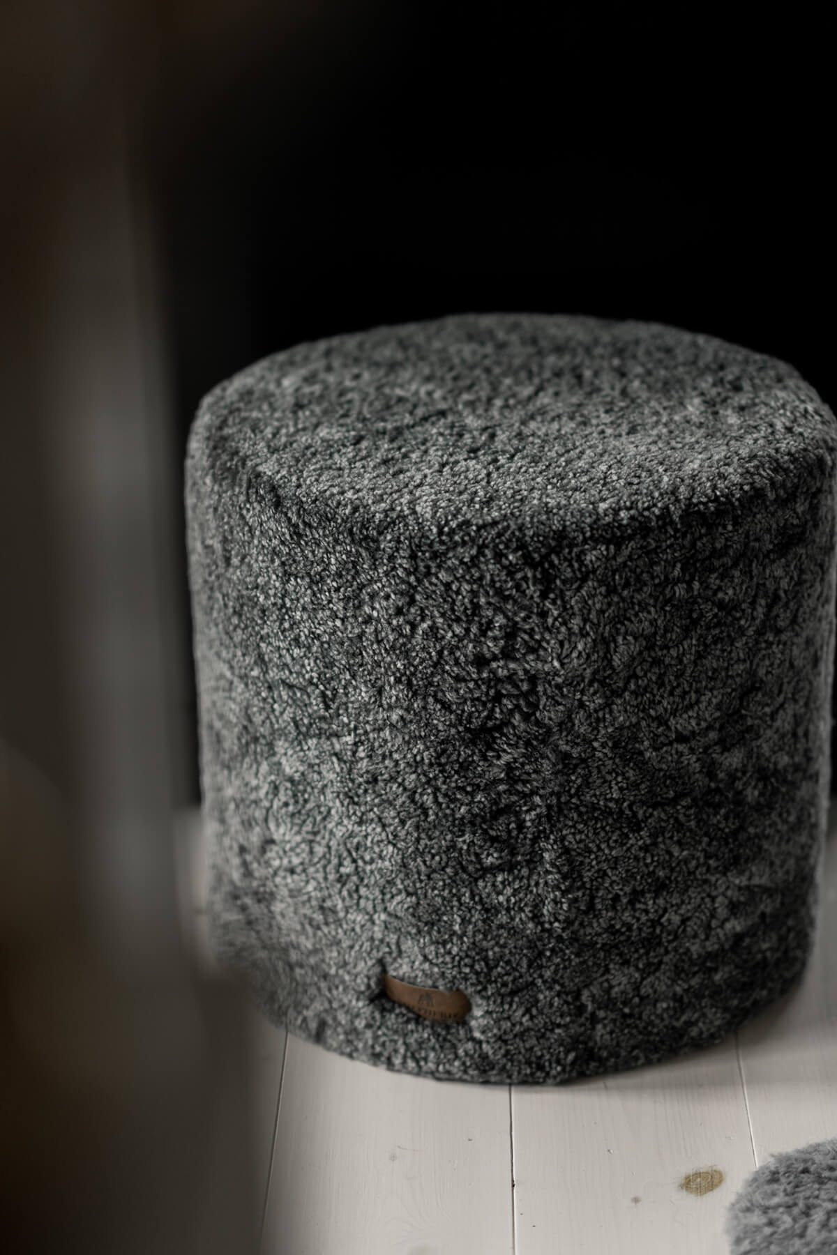 Frida Fårskinnspuff grågrafit