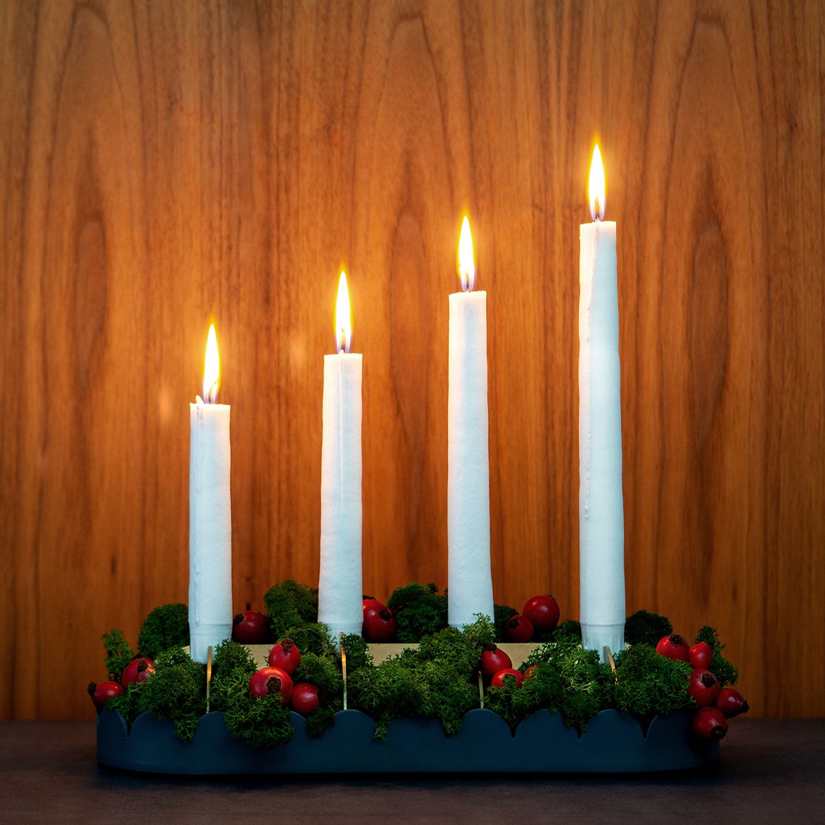 Fira Adventsljusstake med alla fyra ljusten tända på fjärde advent.