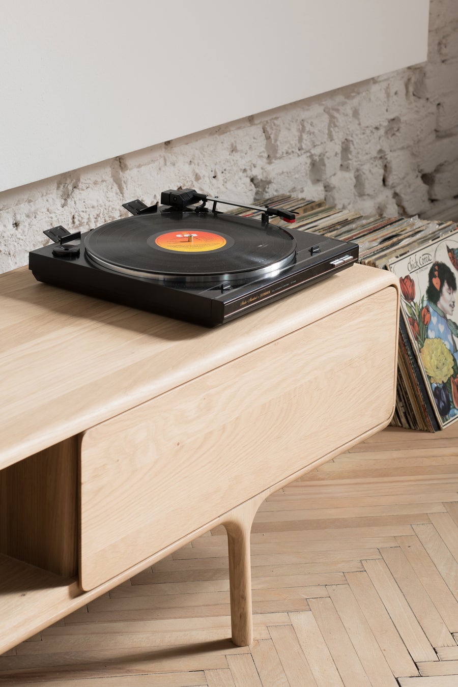 Fawn tv bänk / lowboard i vitoljad ek från Gazzda.