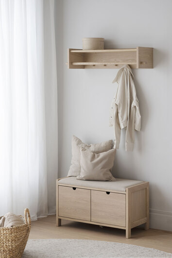 Hillmond Hallbänk och Hatthylla i vitpigmenterad ek i ljus, fräsch hall