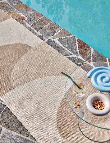 Hill Gångmatta i färgen Vanilla/Beige bredvid pool