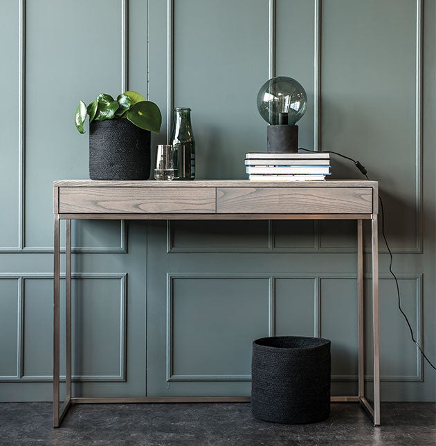 Zet Skrivbord i massivt trä och med stålben från Kristensen & Kristensen. 