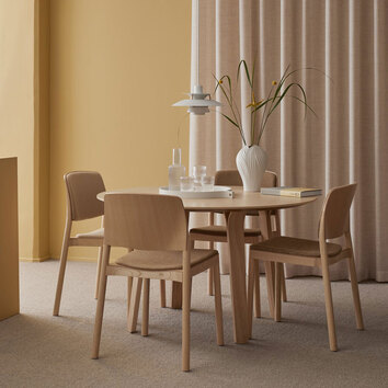 Modell: Stol med klädd sits | Trä: Svartlaserad ask | Tyg: Main Line Flax 23