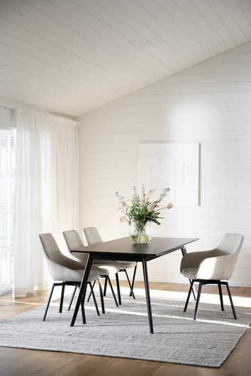 Yumi-matbord-svart-ask-Alison-stol-light-beige-matsal-01