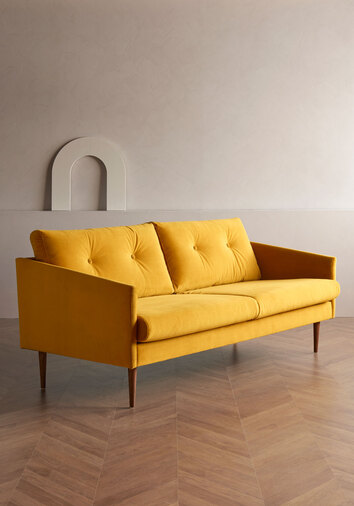 Miljöbild på Assens i 3-sitsig modell, klädd i tyget Velvet 602 Ocre