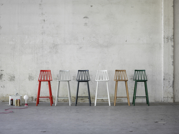 ZigZag Barstolar på rad i olika färger i industriell miljö