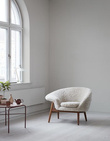 Fried Egg Fåtölj White Sheepskin vid fönster med ljusinsläpp