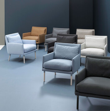 En samling fåtöljer alla i modell Lin i olika blå nyanser.