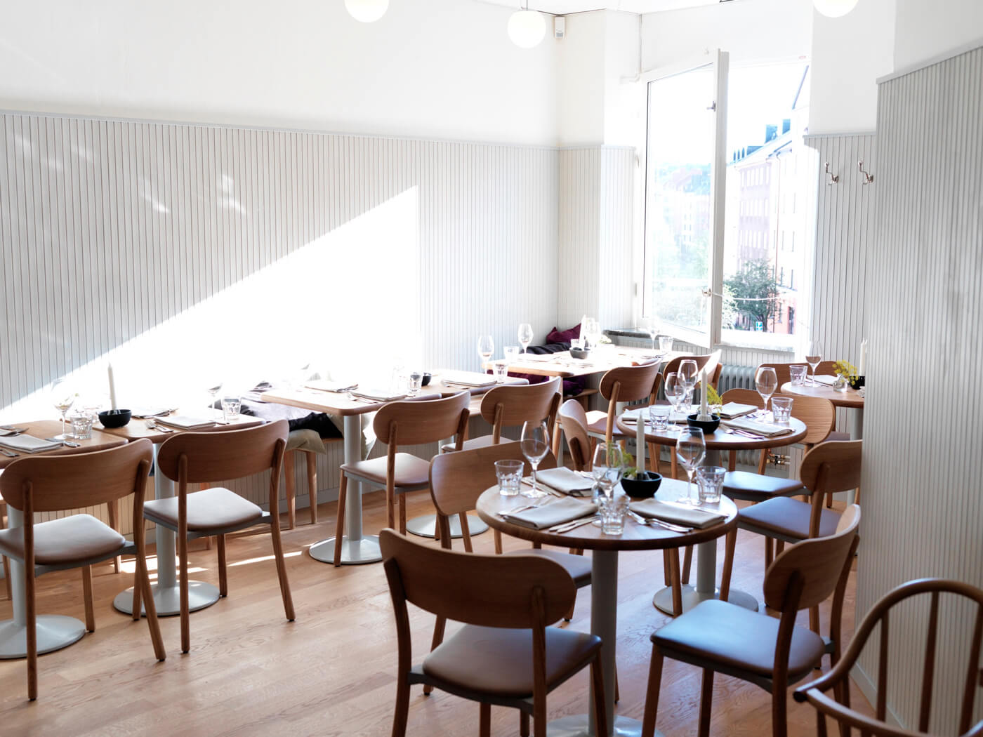 Restaurang och matsal inredd med möbler från Stolab.