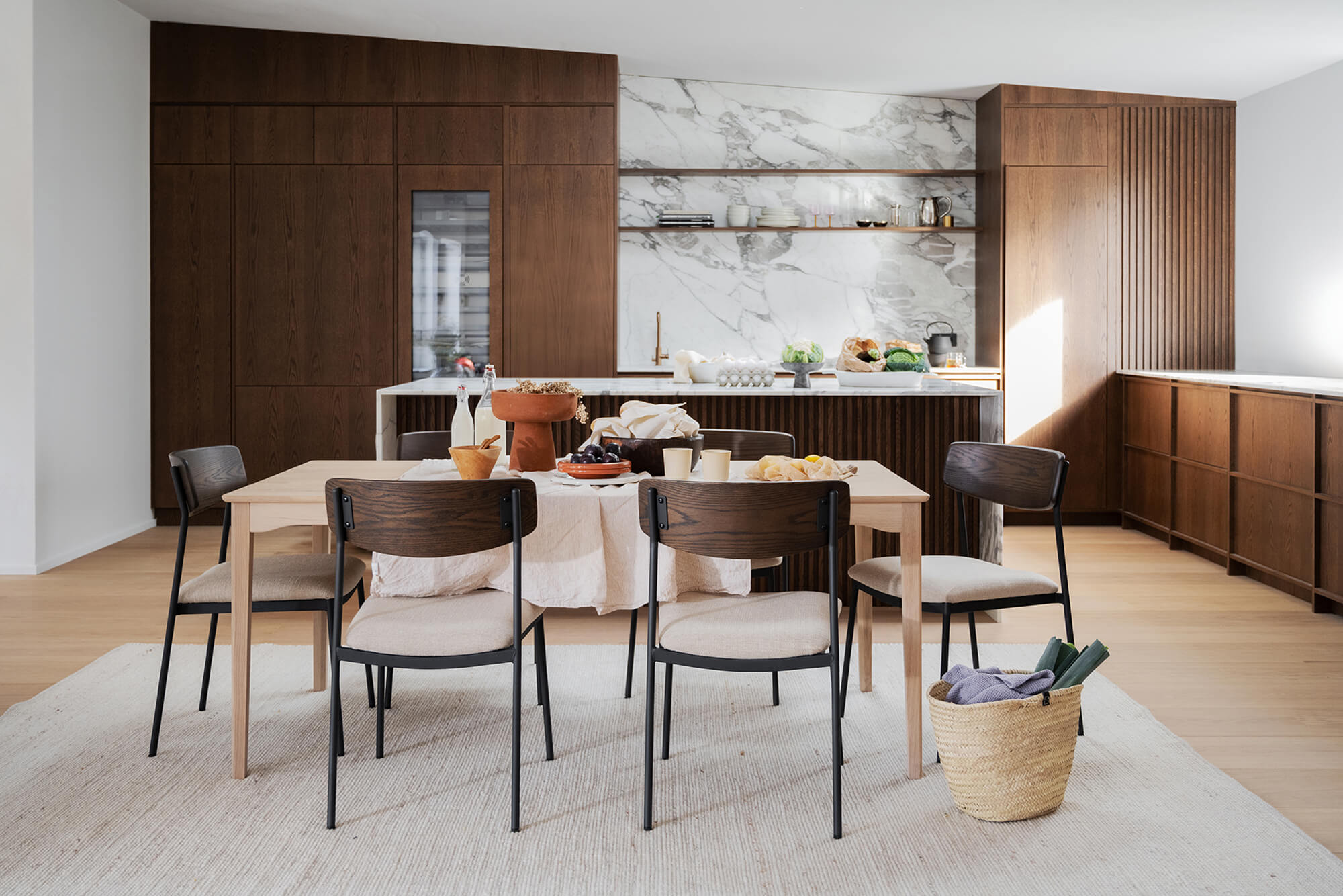 123125-123074_b_mb_Markham_dining_table_in_whitewash_oak_Maymont_chair_02