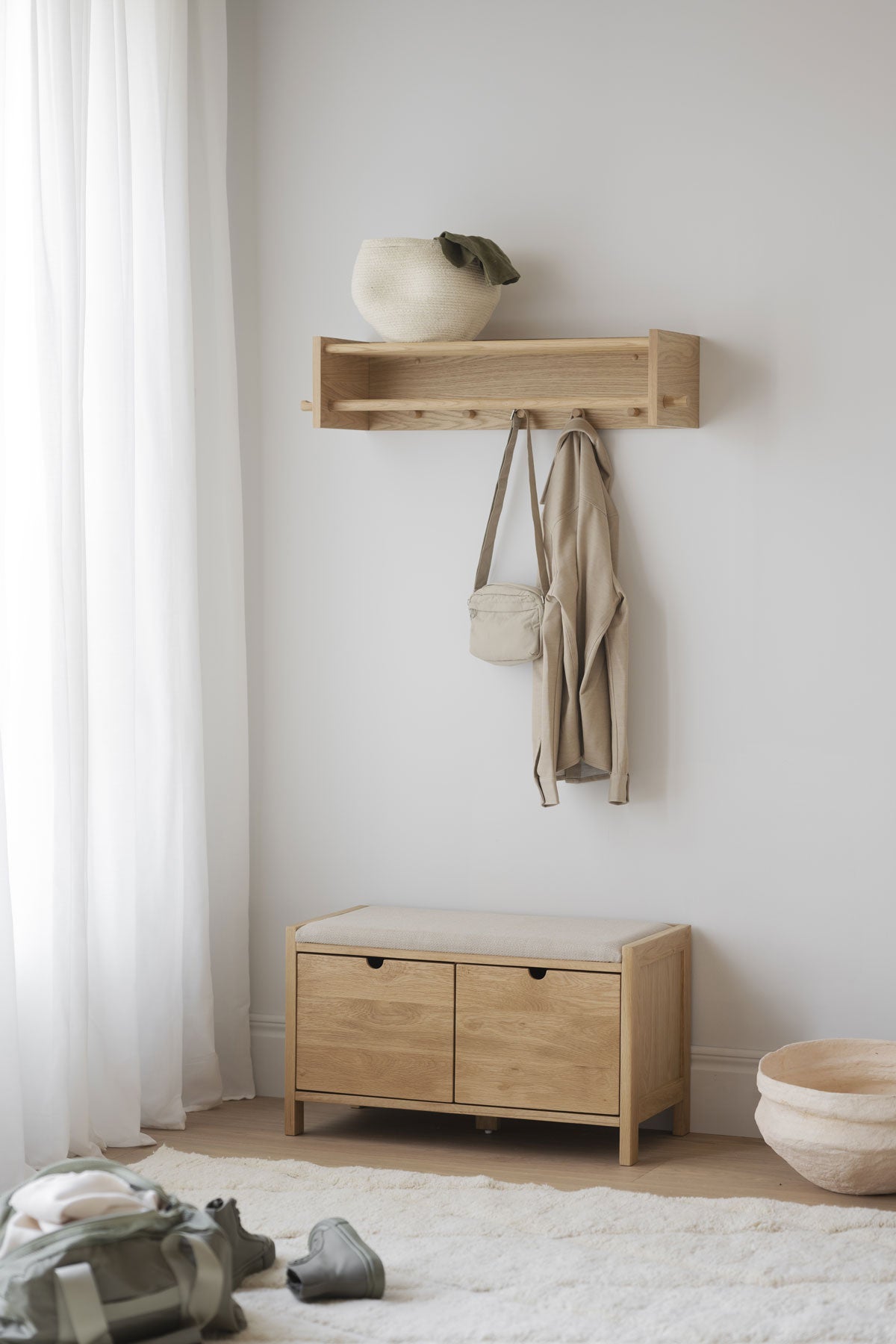 Hillmond Hallbänk och Hillmond Hatthylla i ek i en ljus hall