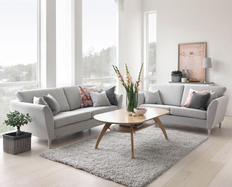 Två stycken Olivia 2,5-sits Soffa i soffgrupp med soffbord i trä