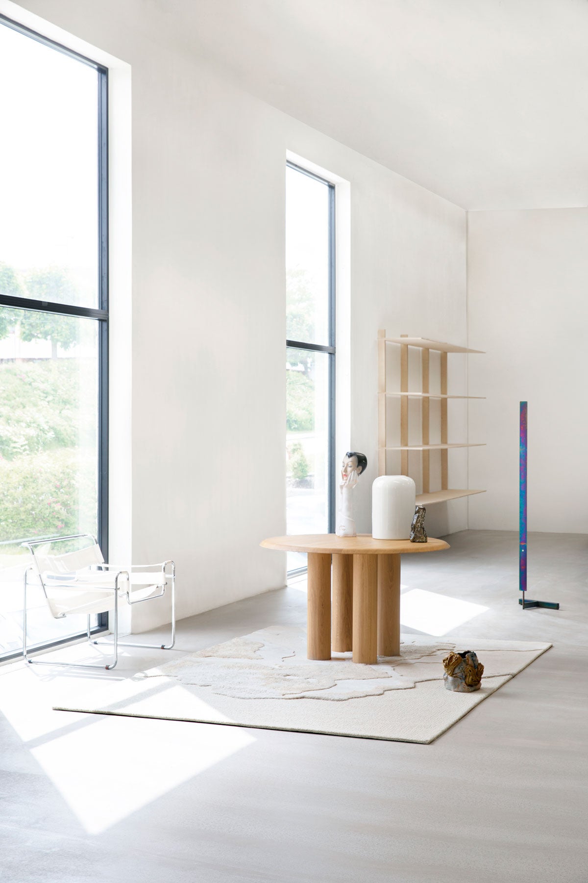 Cloud9 Matta Cloudy framför två fönster med en fåtölj och ett runt matbord