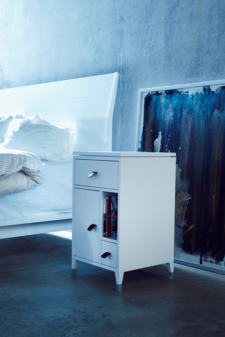 Abisko Sängbord Vit intill vit sängram