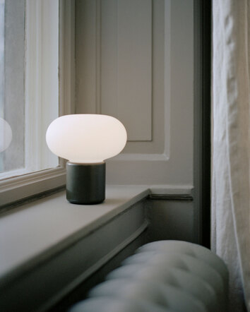 Karl Johan Portabel Bordslampa Forest Green i fönsterkarm