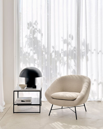 Stone Sidobord i White Carrara med svart bordslampa bredvid Barrow Fåtölj i färgen Off-White