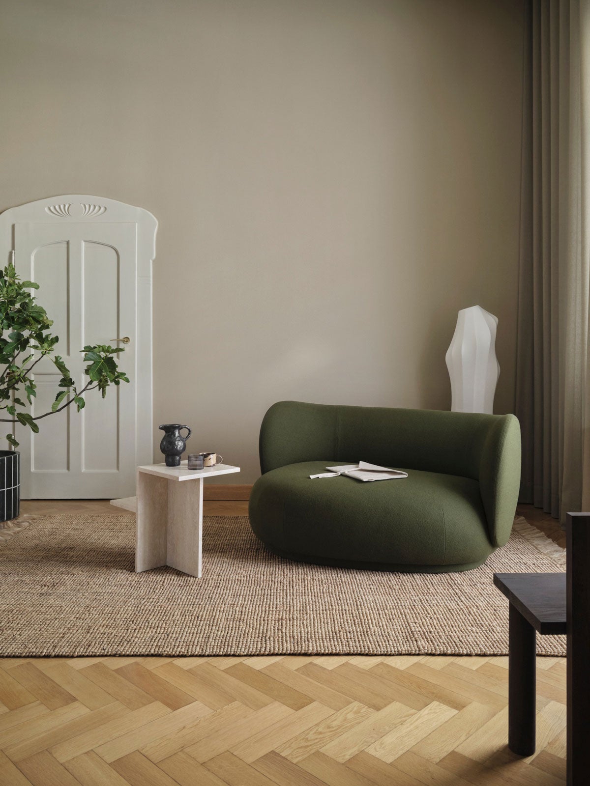 Athens matta under soffgrupp i vardagsrum