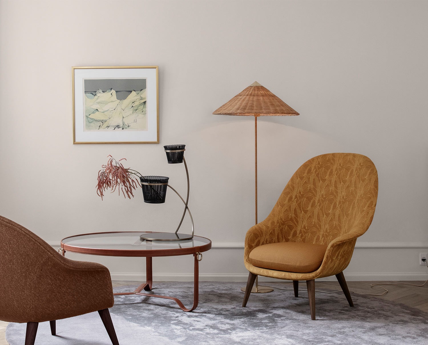 9602 Golvlampa Rotting bredvid två fåtöljer och ett runt soffbord på grå matta