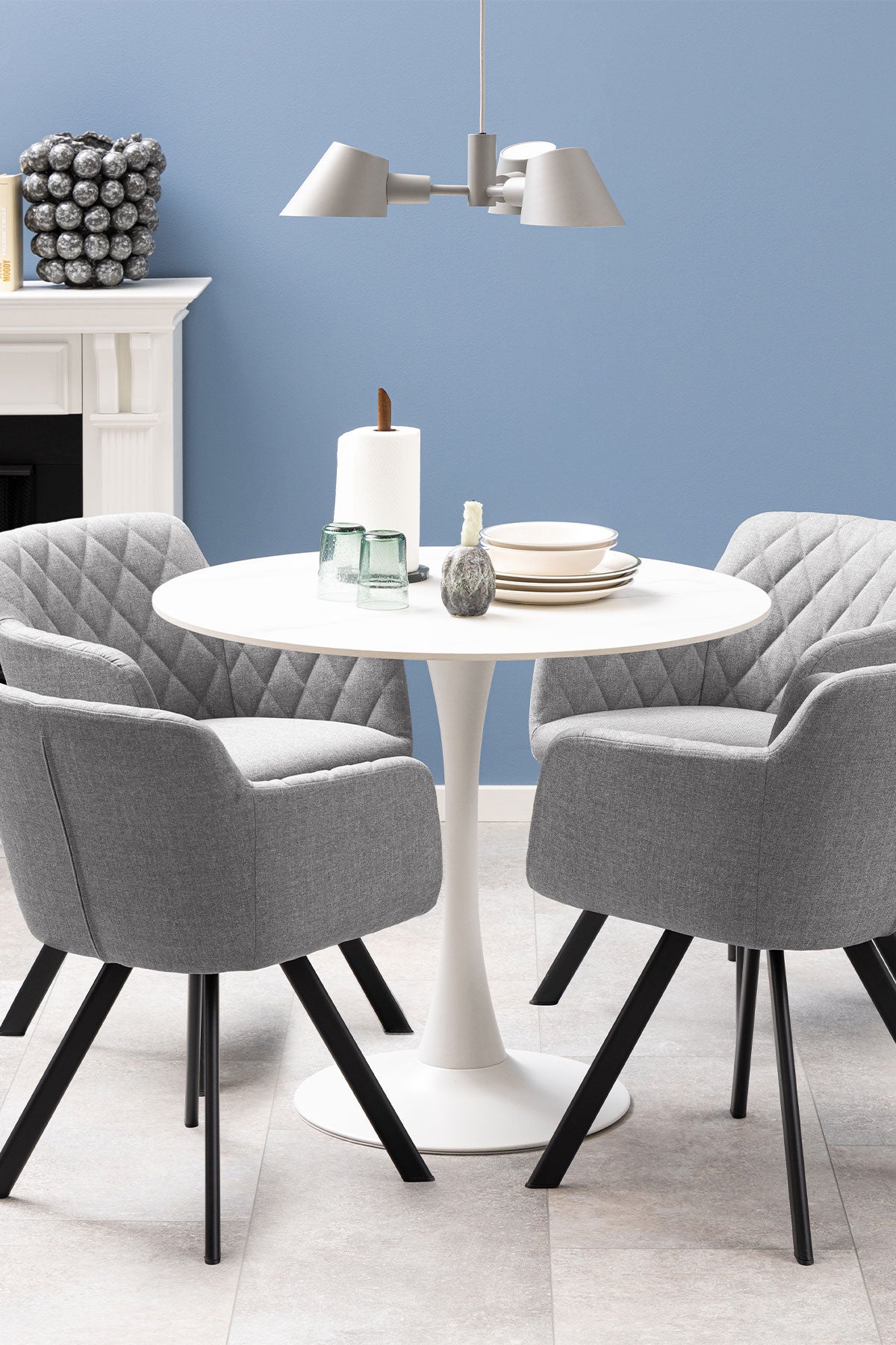 Malta matbord Unico med fyra stolar runt.