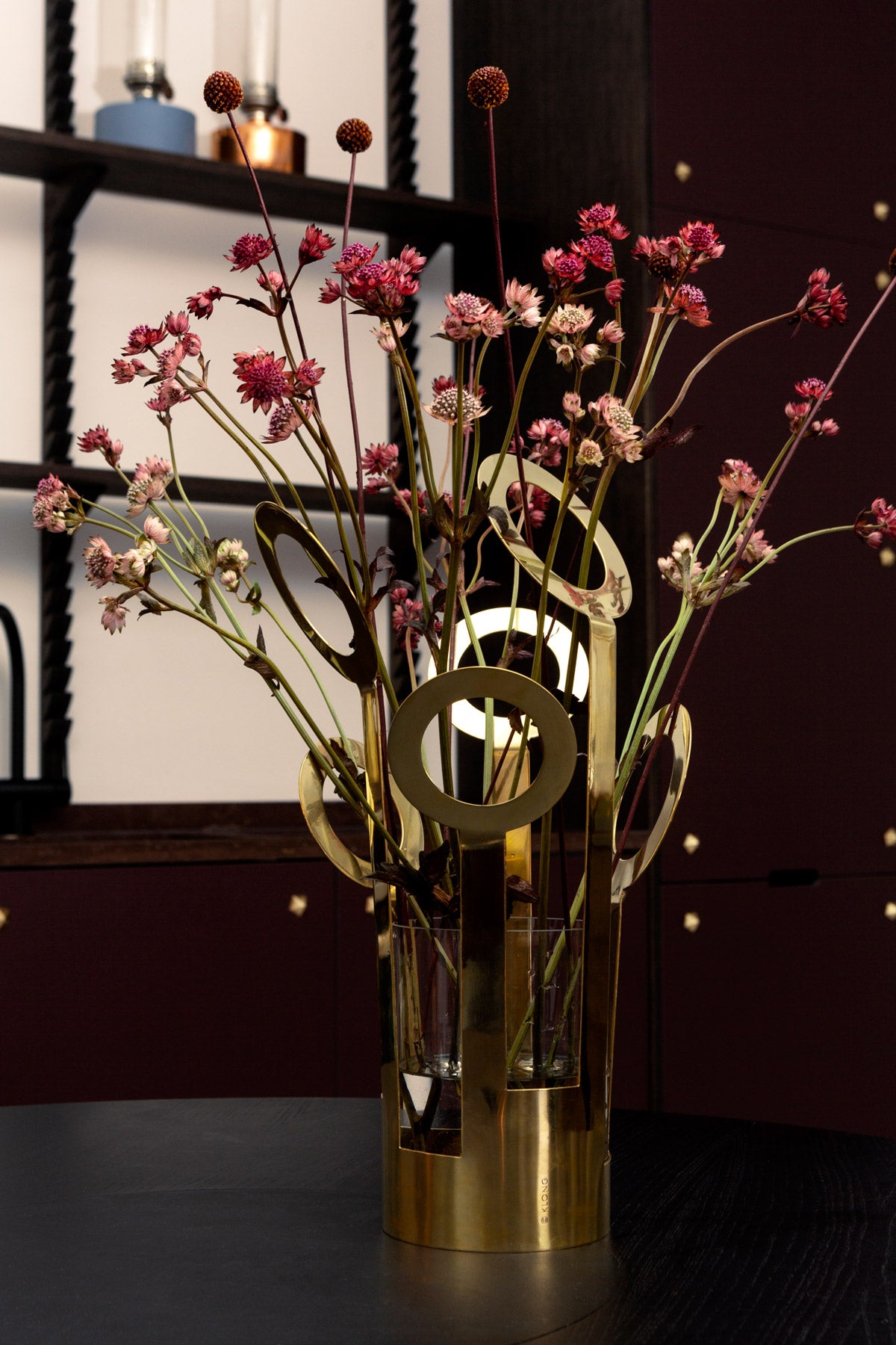 Fanny vas i mässing modell Large från Klong. 