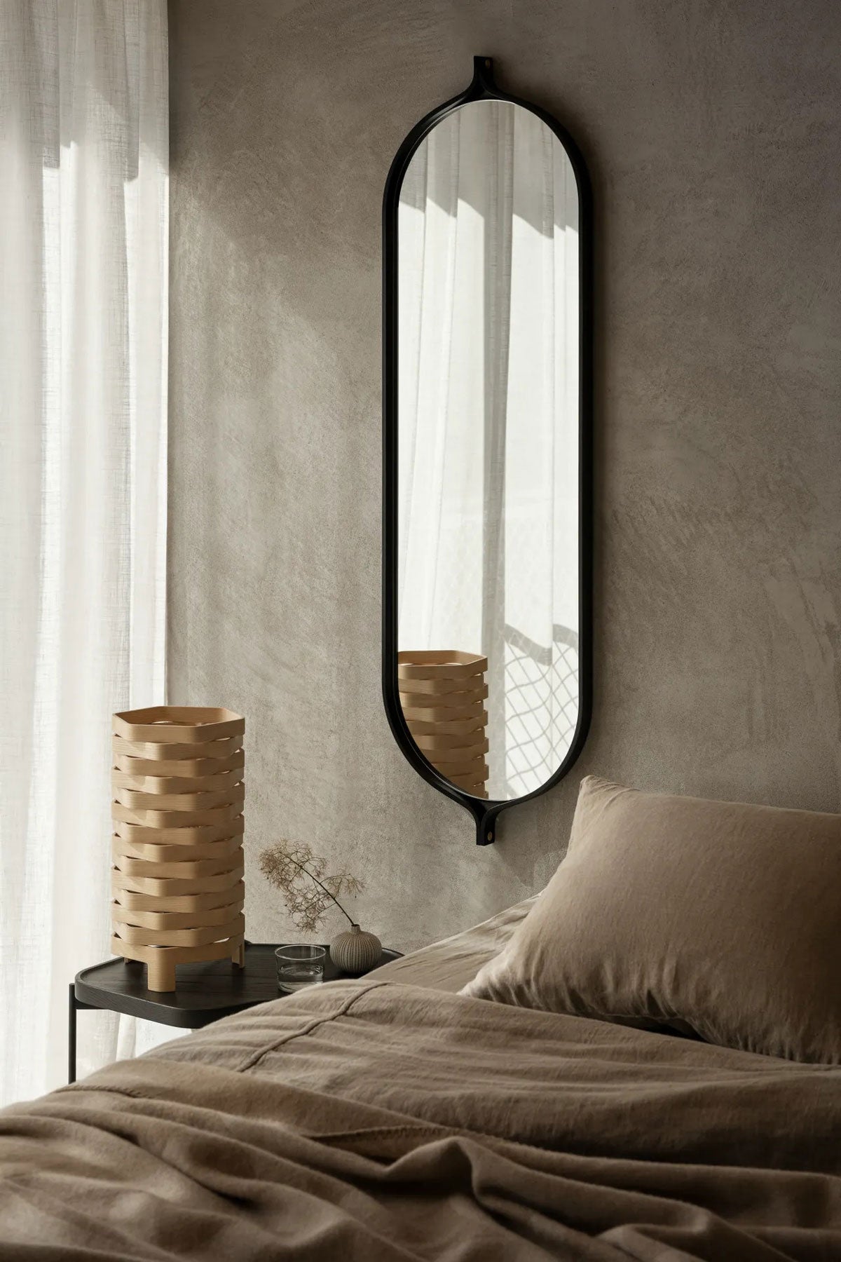 Comma-Spegel-Oval-Svartbetsad-Ask-Miljöbild