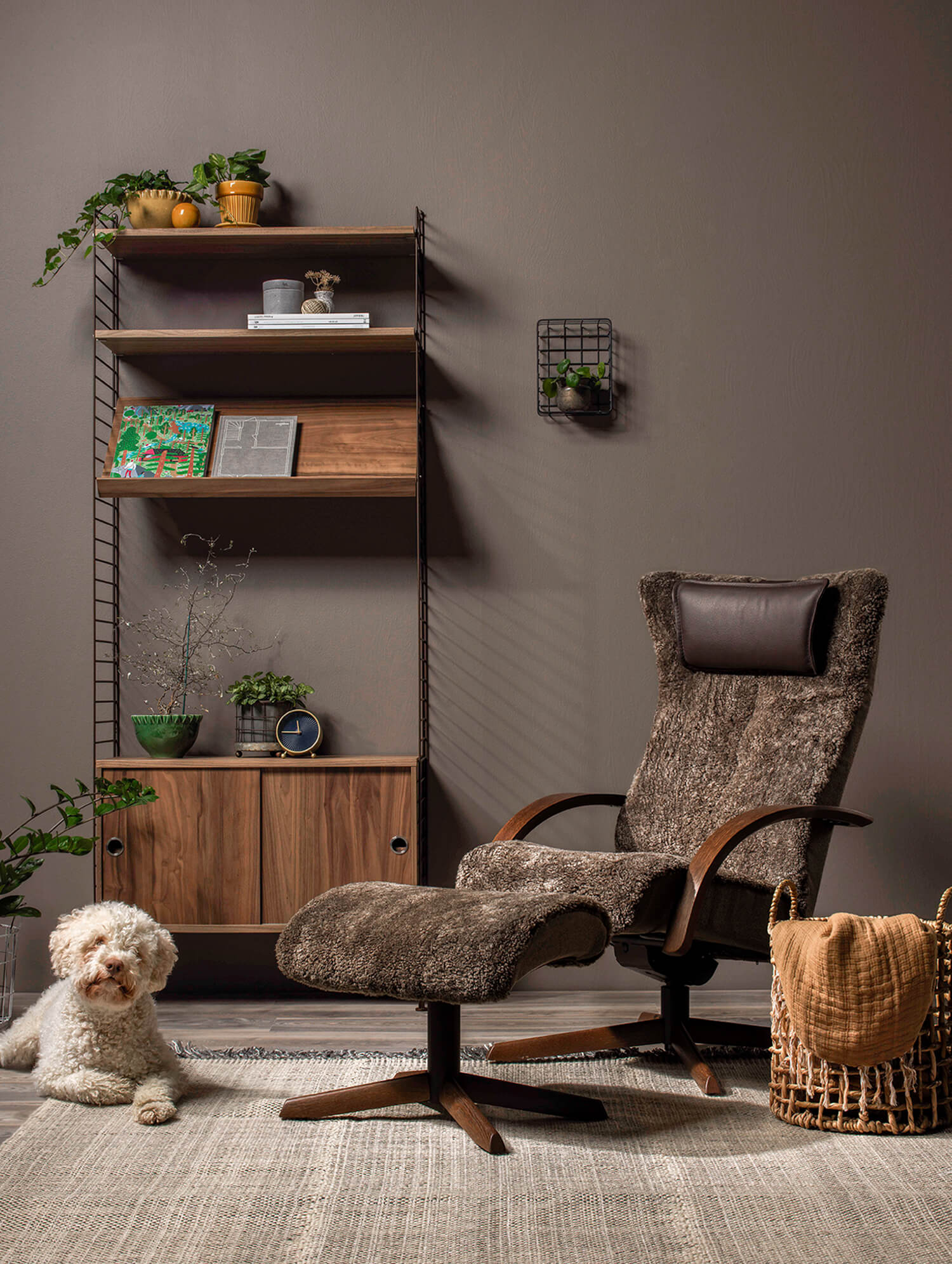 Delta Motion Wood fot S09 i valnötsbetsad ek och fårskinn Scandinavian Brown