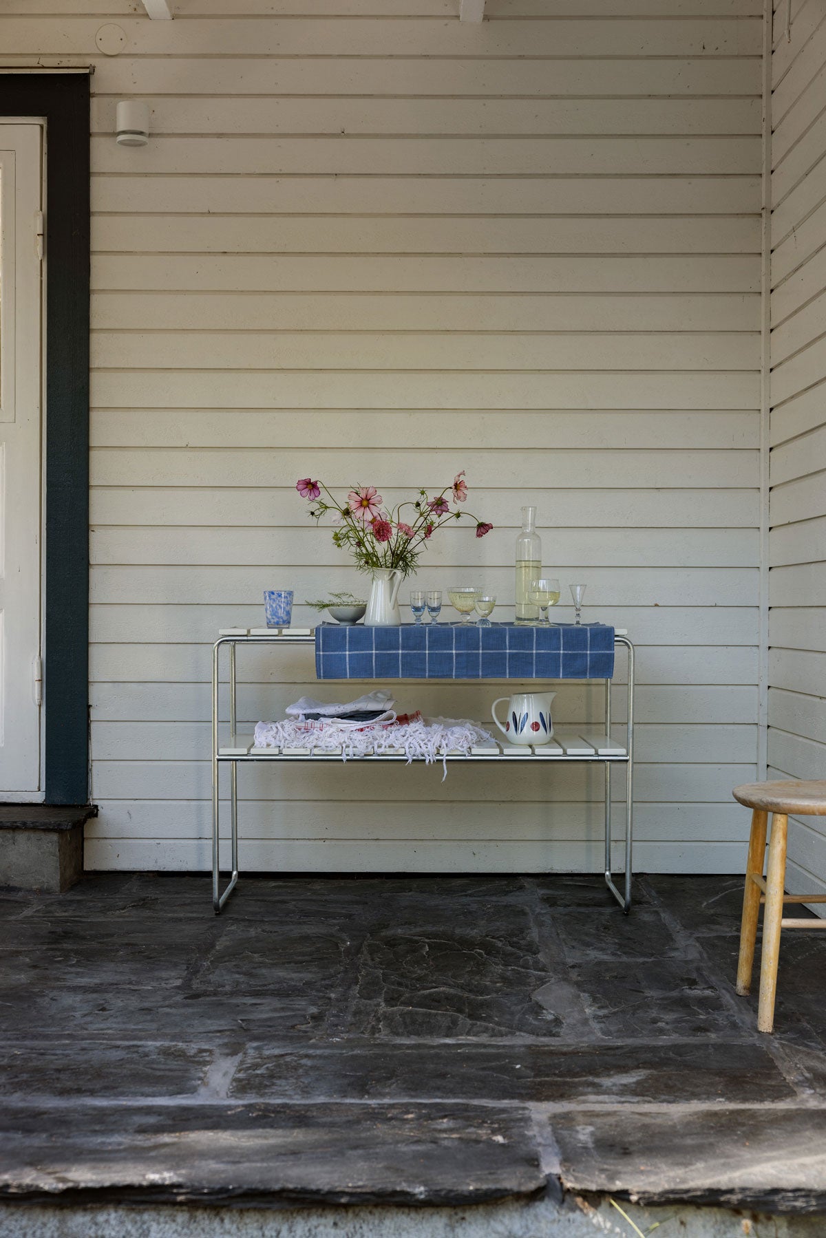 Avlastningsbord L105 Vitlackad Ek från Grythyttan med glas och textilier