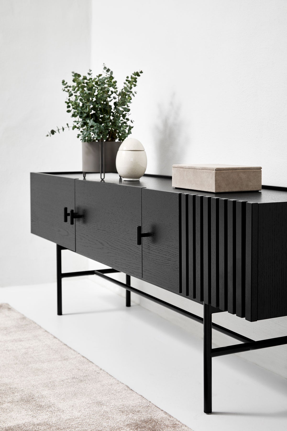Array Sideboard Låg Svart med krukväxt och dekorativa detaljer