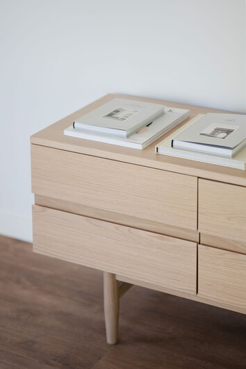 Detaljbild på Moresby TV-bänk Vitpigm. Ek