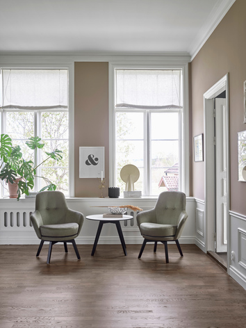 Gaga Fåtölj i en fönsterveranda.