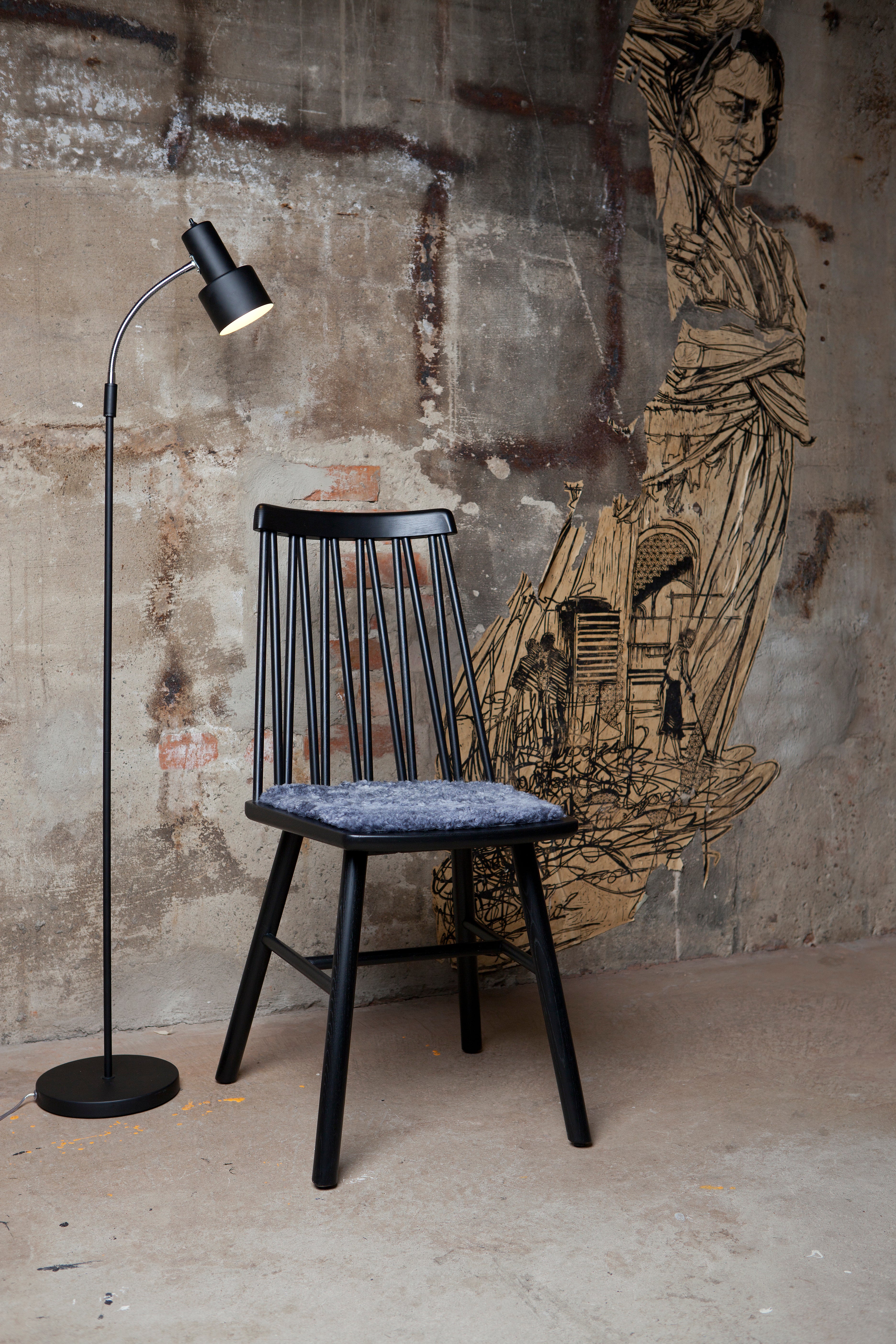 ZigZag Stol med ZigZag Fårskinnsdyna i industriell lokal