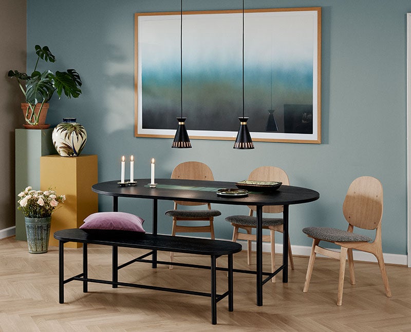 Bemyguest matbord med matchange bänk och kökstolar Nobel, i en färgglad matsal. 