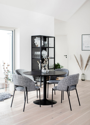 Gap Stol i Tyg Sonja Grå med matbordet Miles i öppen matsalsmiljö