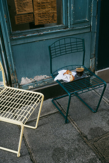 High Tech Stol i färgerna Blågrön och Ivory på trottoar i Paris