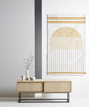 Virka Sideboard med vaser i olika höjder
