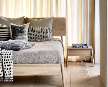 Air Sängbord i ett ljust sovrum.