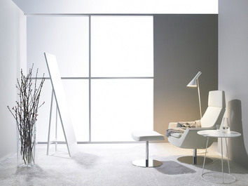 Mira Spegel, Happy Fåtölj med fotpall och Breeze Soffbord från Swedese