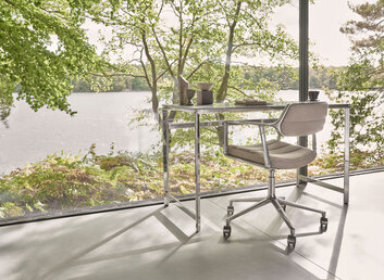 vipp-453-swivel+-chair-alu-darksand-shelter-textile-02