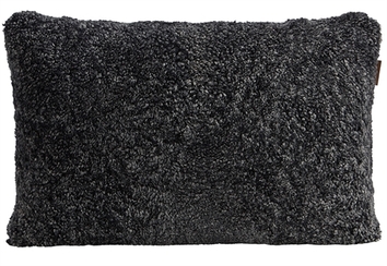 Alice-Farskinnskudde-60x40-Svartgrafit